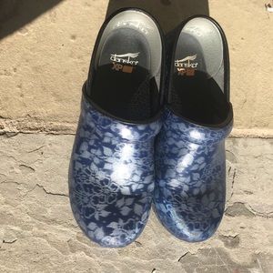 Dansko XP 2.0 Clogs Blue Floral Print